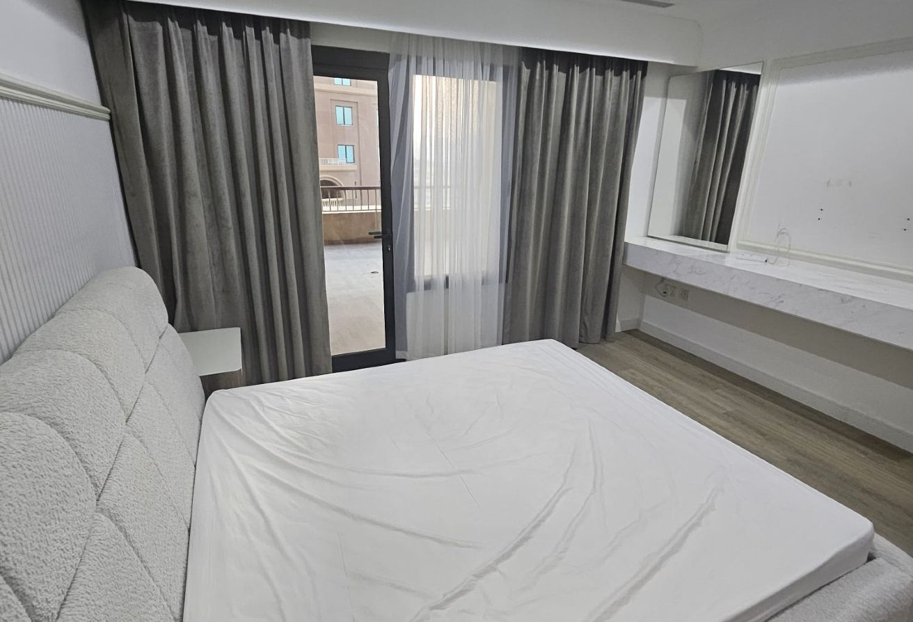 LUXURIOUS FF 1 BEDROOM APARTMENT IN HEART OF PEARL thumbnail 5