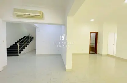 فيلا - 4 غرف نوم - 4 حمامات للايجار في سوق الغرافة - الغرافة - الدوحة