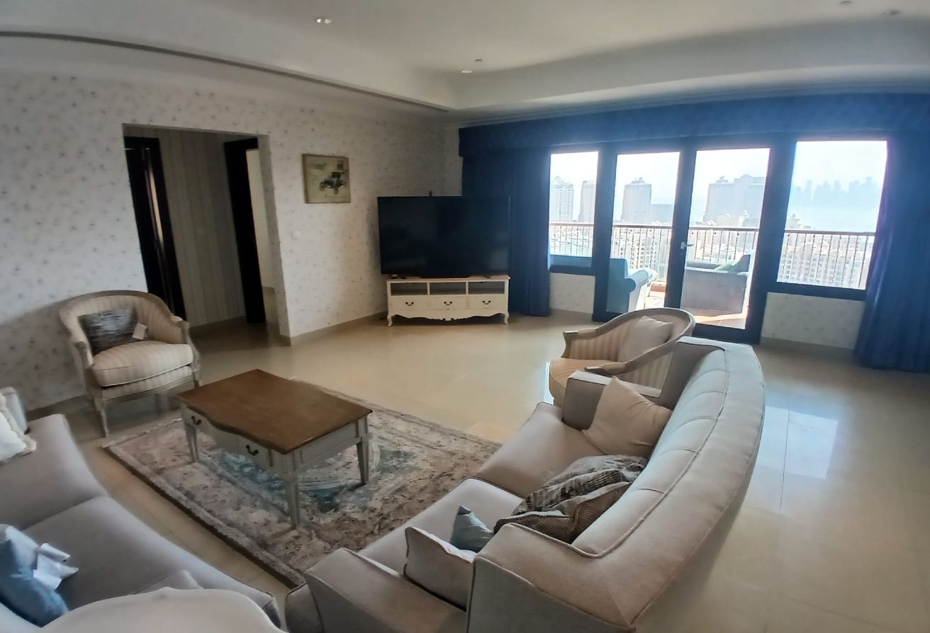 2 BR Apartment with Landmark View and Shared Pool