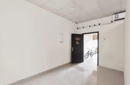 Villa - Studio - 1 Bathroom for rent in Al Maamoura - Doha