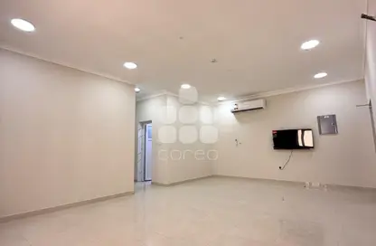 شقة - 2 غرف نوم - 3 حمامات للايجار في شارع النصر - النصر - الدوحة