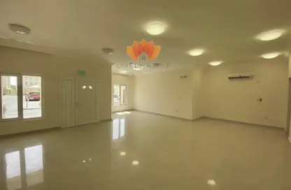 فيلا - 4 غرف نوم - 4 حمامات للايجار في Al Sakhama - الدوحة