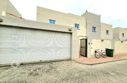 فيلا - 4 غرف نوم - 6 حمامات للايجار في شارع ام السنيم - عين خالد - الدوحة