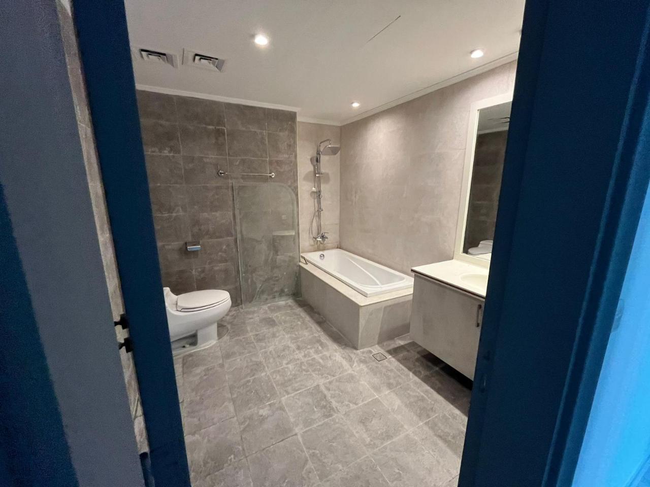 Spacious High-Floor 2BHK | 187 SQM | Porto Arabia thumbnail 7