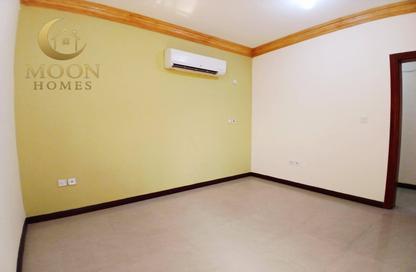 Apartment - 2 Bedrooms - 1 Bathroom for rent in Umm Ghuwailina 4 - Umm Ghuwailina - Doha
