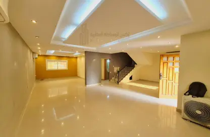 فيلا - 3 غرف نوم - 4 حمامات للايجار في شارع الوعب - الوعب - الدوحة