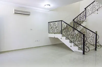 مجمع سكني - 5 غرف نوم - 6 حمامات للايجار في شمال الدحيل - الدحيل - الدوحة