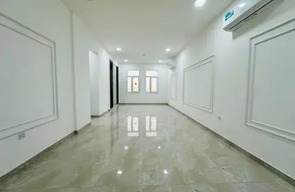 شقة - 2 غرف نوم - 2 حمامات للايجار في طريق سلوى - العزيزية - الدوحة