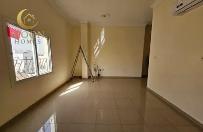 شقة - 2 غرف نوم - 2 حمامات للايجار في شارع المطار القديم - طريق المطار القديم - الدوحة