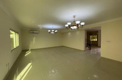 مجمع سكني - 4 غرف نوم - 5 حمامات للايجار في شارع الهناء - الغرافة - الدوحة