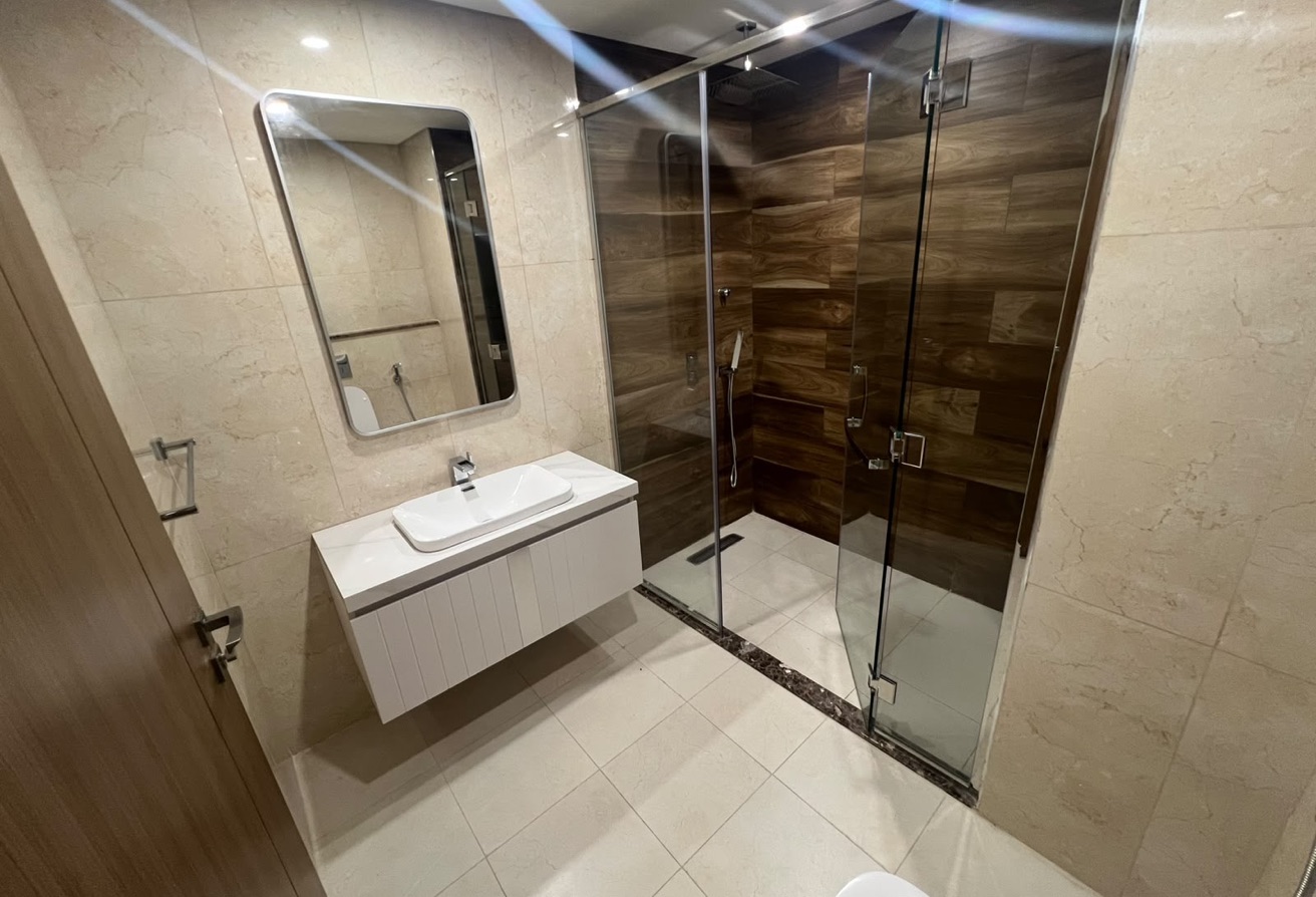 BRAND NEW 1 BEDROOM INFRONT OF VENDOM MALL thumbnail 2