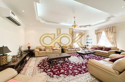Villa - 5 - 7+ for sale in Onaiza Street - Diplomatic Area - Doha