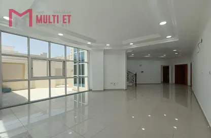 فيلا - 7 غرف نوم - 8 حمامات للايجار في شارع الهناء - الغرافة - الدوحة