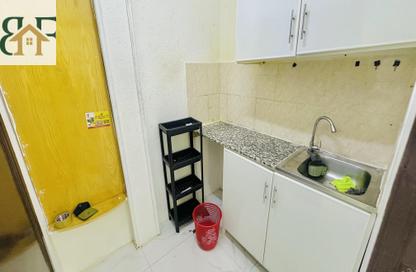 Apartment - Studio - 1 Bathroom for rent in Muntazah 7 - Al Muntazah - Doha