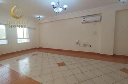 Apartment - 3 Bedrooms - 3 Bathrooms for rent in Umm Ghwailina Comm - Umm Ghuwalina - Umm Ghuwailina - Doha
