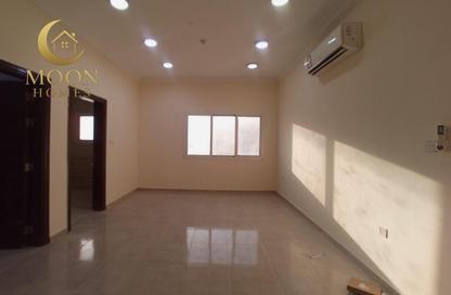 Apartment - 2 Bedrooms - 3 Bathrooms for rent in Umm Ghuwailina 4 - Umm Ghuwailina - Doha