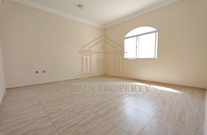 Villa - 5 Bedrooms - 4 Bathrooms for rent in Umm Al Seneem Street - Ain Khaled - Doha