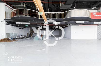 Show Room - Studio - 2 Bathrooms for rent in The Commercial Avenue - Umm Al Seneem - Doha