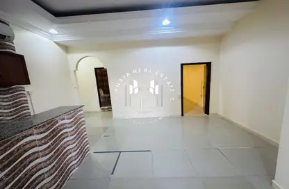 Villa - 1 Bedroom - 1 Bathroom for rent in Umm Al Seneem Street - Ain Khaled - Doha