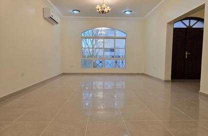 مجمع سكني - 5 غرف نوم - 7 حمامات للايجار في منطقة مويثر - الدوحة