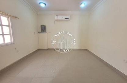 Villa - 1 Bedroom - 1 Bathroom for rent in Umm Al Seneem Street - Ain Khaled - Doha