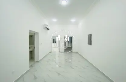 شقة - 2 غرف نوم - 2 حمامات للايجار في منطقة مويثر - الريان - الدوحة