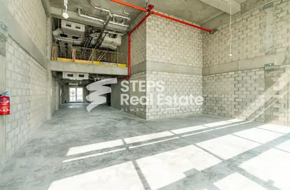 Shop - Studio - 1 Bathroom for rent in Umm Al Seneem Street - Ain Khaled - Doha