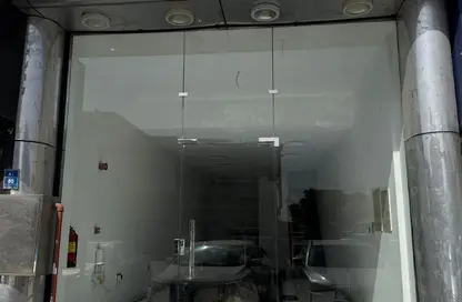 محل تجاري - استوديو - 1 حمام للايجار في طريق المطار القديم - الدوحة