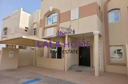 فيلا - 5 غرف نوم - 6 حمامات للايجار في شارع وادي الشاهينيا - عين خالد - الدوحة