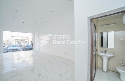 Shop - Studio - 1 Bathroom for rent in Al Hanaa Street - Al Gharrafa - Doha