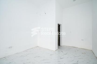 Shop - Studio - 1 Bathroom for rent in Al Hanaa Street - Al Gharrafa - Doha