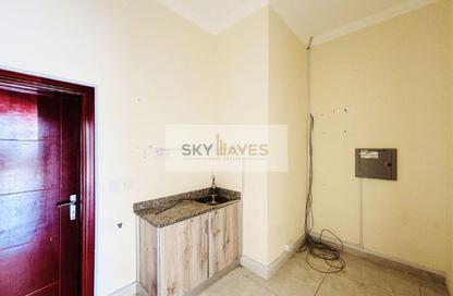 Retail - Studio - 1 Bathroom for rent in Abu Hamour - Doha