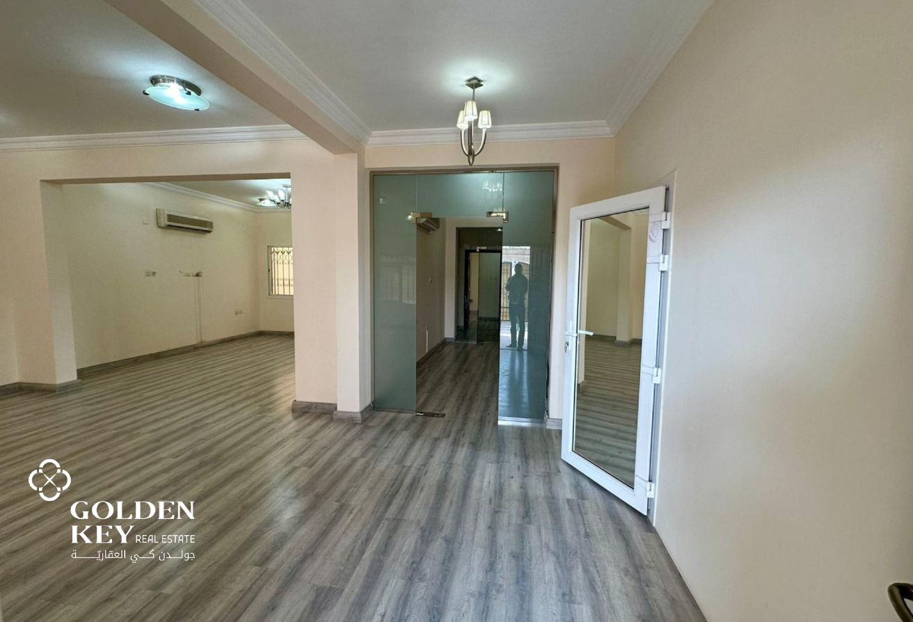 Amazing 5BR+Maid Villa with Private Pool in Duhail