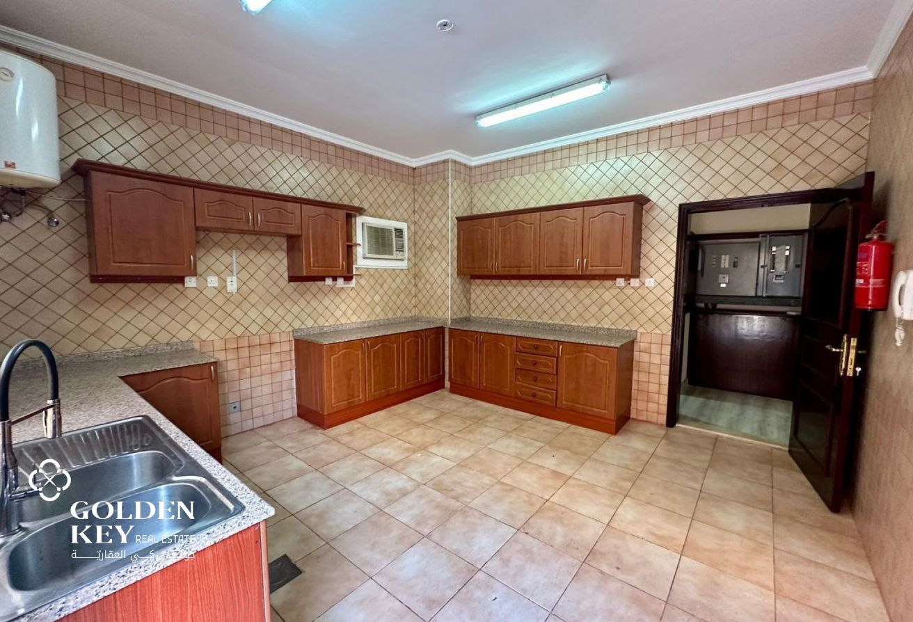Amazing 5BR+Maid Villa with Private Pool in Duhail
