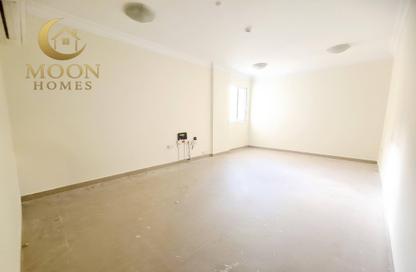 Apartment - 2 Bedrooms - 2 Bathrooms for rent in Umm Ghwailina Comm - Umm Ghuwalina - Umm Ghuwailina - Doha