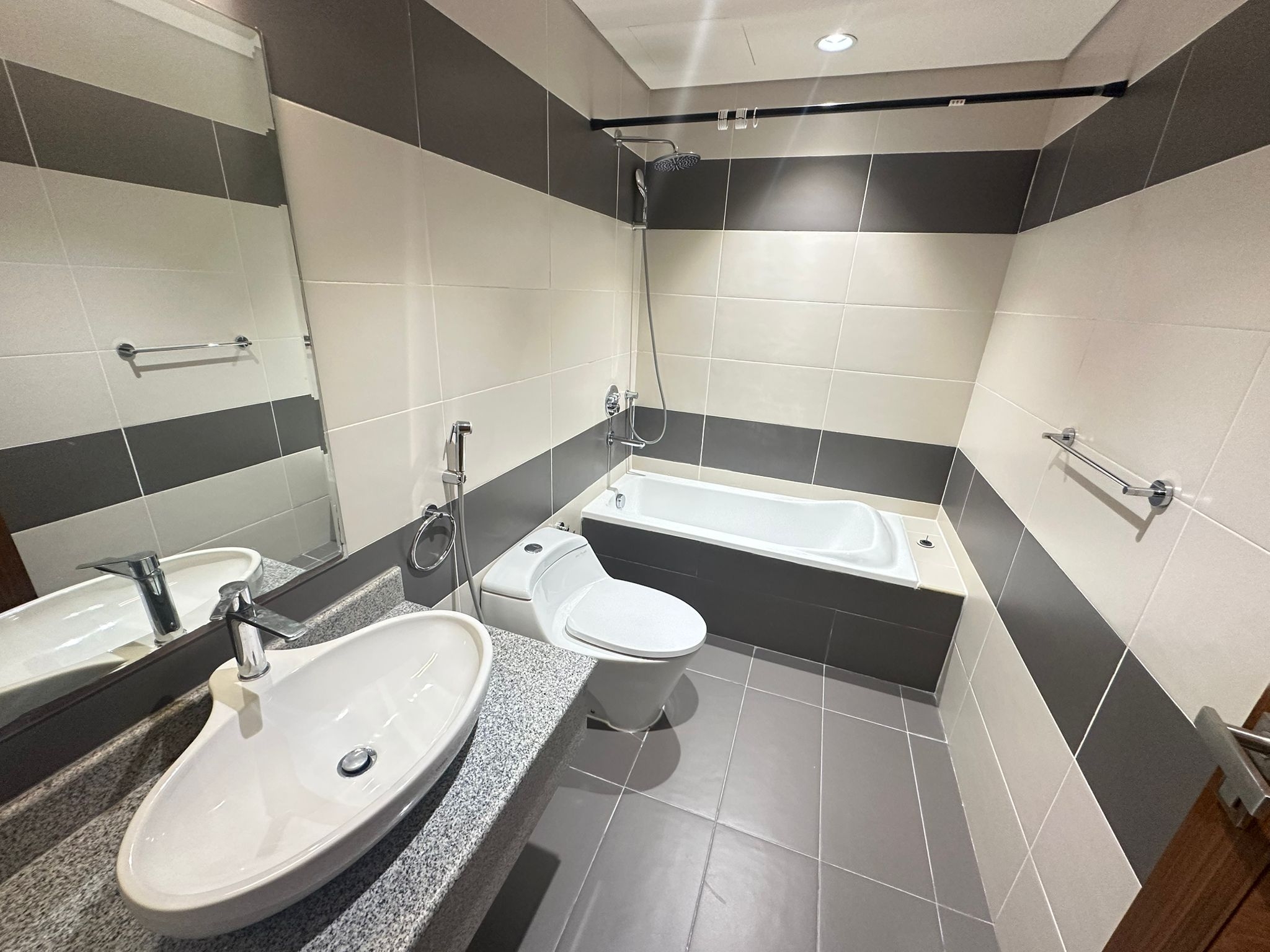 Luxury 2BHK Fully Furnished Apartment in Marina thumbnail 13