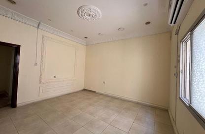 Apartment - 1 Bedroom - 1 Bathroom for rent in Bin Omran 35 - Fereej Bin Omran - Doha