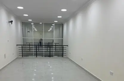 Shop - Studio - 2 Bathrooms for rent in Fereej Bin Mahmoud - Doha