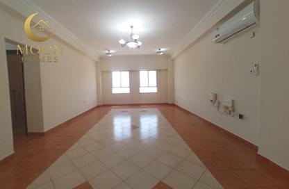 Apartment - 2 Bedrooms - 2 Bathrooms for rent in Umm Ghuwailina 4 - Umm Ghuwailina - Doha