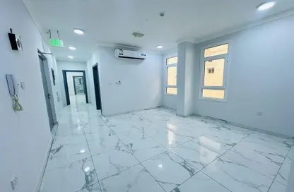 شقة - 3 غرف نوم - 2 حمامات للايجار في ام غوالينا تجارية - ام غويلينا - أم غويلينا - الدوحة