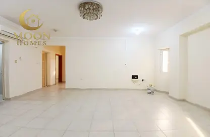 Apartment - 2 Bedrooms - 2 Bathrooms for rent in Umm Ghuwailina 4 - Umm Ghuwailina - Doha