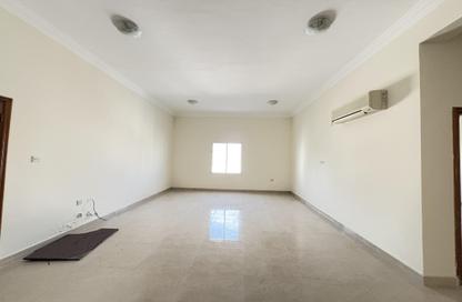 Apartment - 2 Bedrooms - 2 Bathrooms for rent in Umm Ghwailina Comm - Umm Ghuwalina - Umm Ghuwailina - Doha