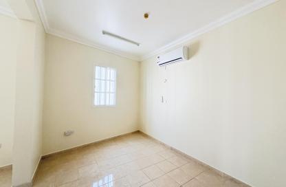 Apartment - 2 Bedrooms - 2 Bathrooms for rent in Umm Ghwailina Comm - Umm Ghuwalina - Umm Ghuwailina - Doha