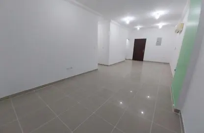 شقة - 2 غرف نوم - 2 حمامات للايجار في شارع انس - فريج بن محمود الشمالي - فريج بن محمود - الدوحة