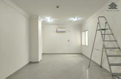 Apartment - 2 Bedrooms - 2 Bathrooms for rent in Muntazah 10 - Al Muntazah - Doha