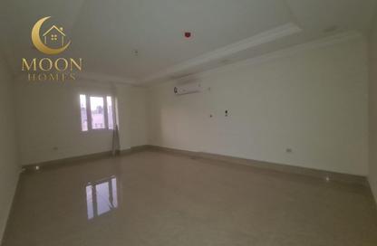 Apartment - 1 Bedroom - 2 Bathrooms for rent in Umm Ghwailina Comm - Umm Ghuwalina - Umm Ghuwailina - Doha