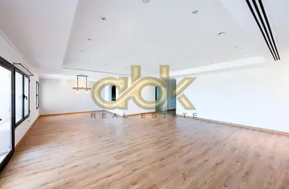 شقة - 2 غرف نوم - 3 حمامات للايجار في طريق بورتو الشرقي - بورتو أرابيا - جزيرة اللؤلؤة - الدوحة