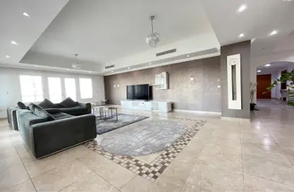 Apartment - 3 Bedrooms - 4 Bathrooms for rent in Tower 10 - Porto Arabia - The Pearl Island - Doha