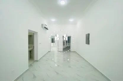 شقة - 2 غرف نوم - 2 حمامات للايجار في منطقة مويثر - الريان - الدوحة