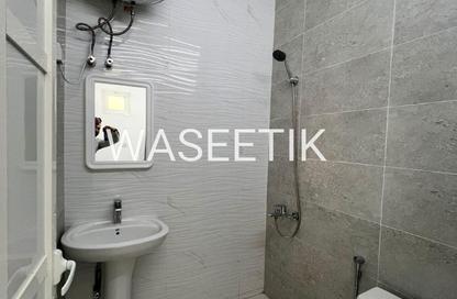 Apartment - Studio - 1 Bathroom for rent in Umm Al Seneem Street - Ain Khaled - Doha